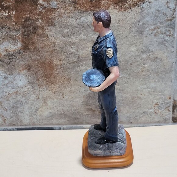 Vanmark Blue Hats of Bravery Police Officer Figurine 2001 Wood Base - Picture 10 of 14